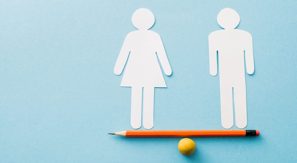 Equilíbrio entre casal representado por figuras de papel, simbolizando diálogo e mediação no divórcio.