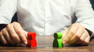 Ilustração de duas pessoas resolvendo um conflito com a ajuda de um mediador, representando métodos alternativos como mediação e conciliação.